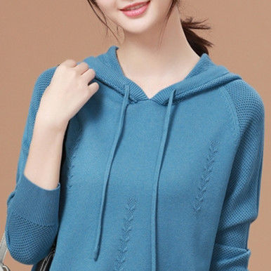 新流行一种时尚:卫衣+牛仔裤，瞧瞧这款，51岁妈妈穿减龄超美