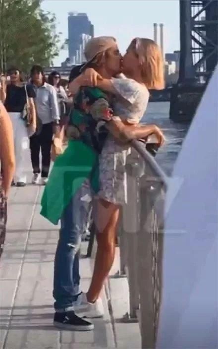 比伯的新女友让人嫉妒，看完她的衣品我闭嘴了