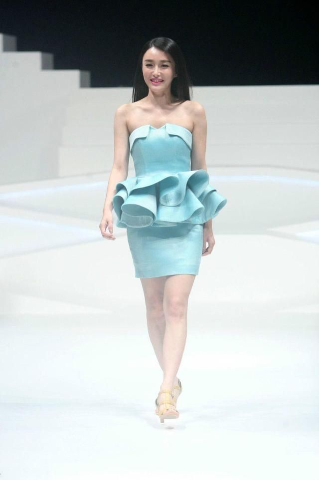 秦岚吴谨言上半身都好看，下半身都丑!一个腿型不好一个腿粗!