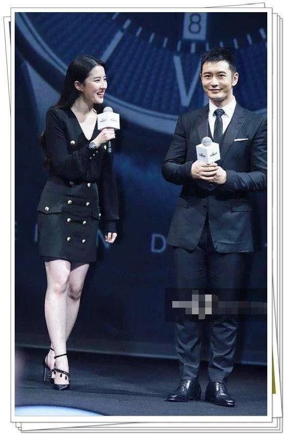 当杨幂刘亦菲同穿短裙现身，网友：终于见识到蚂蚁腿与大象腿差距