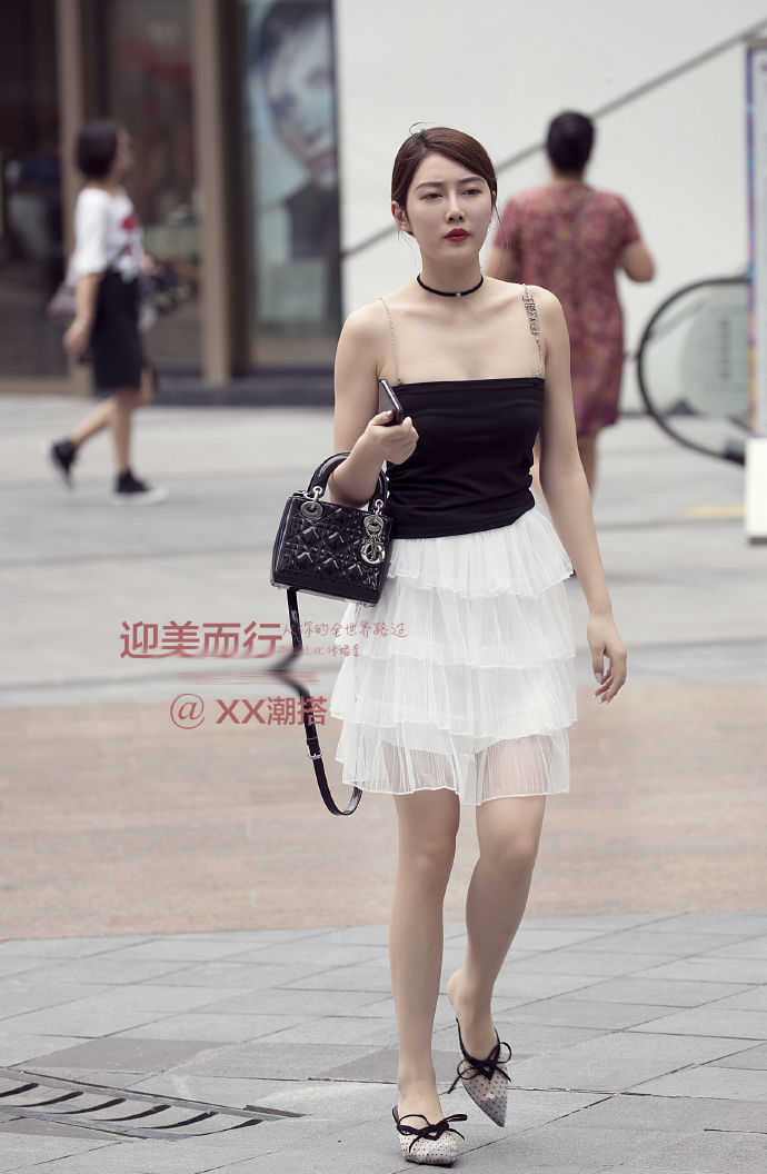 街拍北京:能够驾驭简单的时尚搭配，说明颜值足够高!