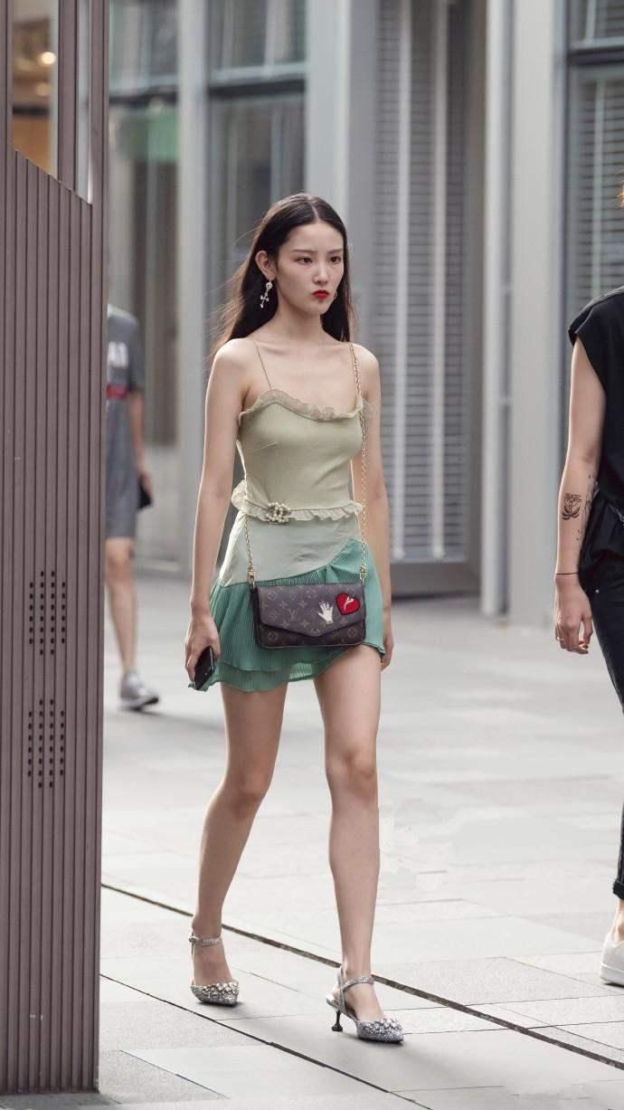 淡绿色吊带背心小姐姐，身材苗条性感，面容清纯可爱!