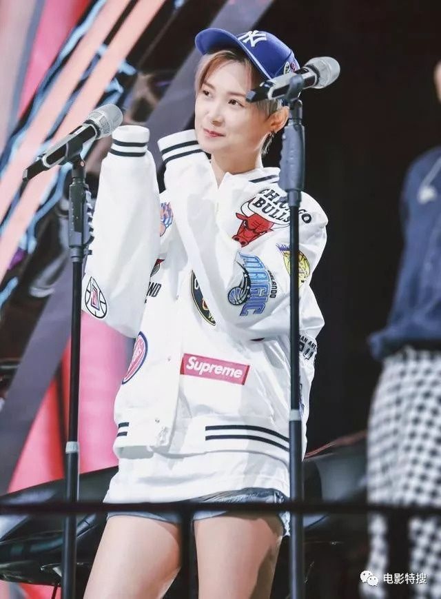 李宇春遭男粉丝强吻引热议，吴青峰四字暗示真相，4处细节让网友