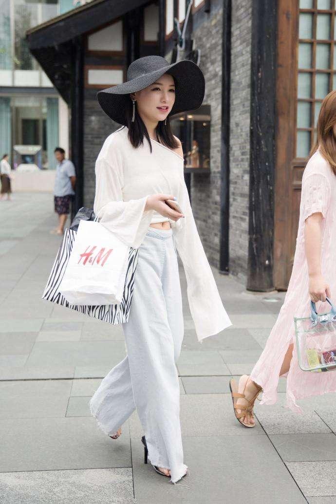 街拍：可爱迷人的双胞胎姐妹花，长相清纯，身材迷人，你喜欢哪个