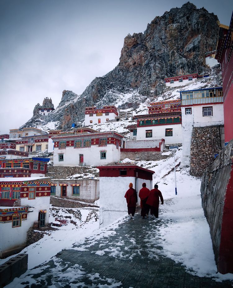 中国海拔最高的寺庙，建在悬崖边上，不愧是僧人们的苦修之地！