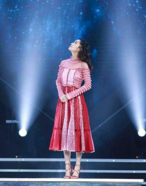 韩雪一件蓝色开叉雪纺长裙清新有气质,比奚梦瑶还性感的是她了