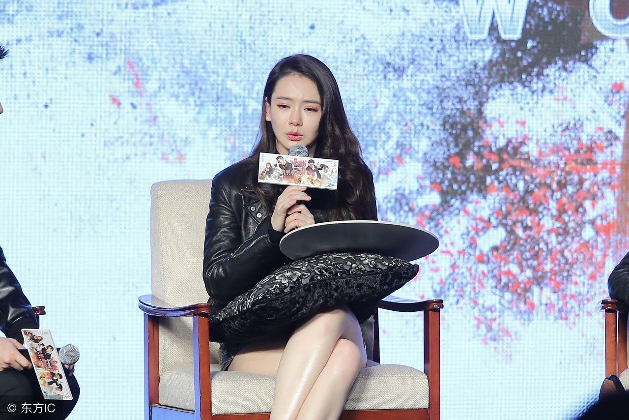 戚薇穿皮裙出席活动，看到她的腿我呆了，网友:绝对的“腿精”