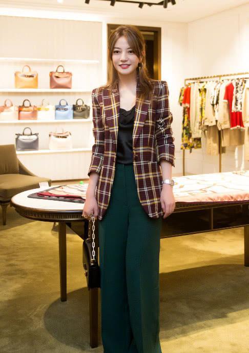 赵薇不过是穿对了一条裤子，身高马上被拉长了两倍多，厉害！