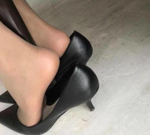 尖头细跟高跟鞋，衬托出女人优雅的身段，显得唯美大方！