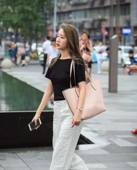  「都市女性」时尚靓丽的白色镂空套装,尽显都市女性优雅气质