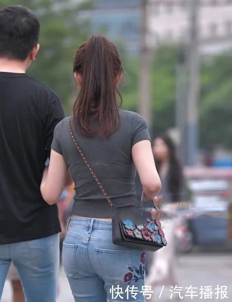 微胖轻熟女牛仔紧身裤勒出柔美线条，走起路来要摆的姿势吸睛无数