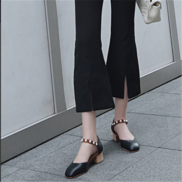 难怪有钱人也不穿平底鞋，穿这些爆火的高跟鞋，走起路来自带气场