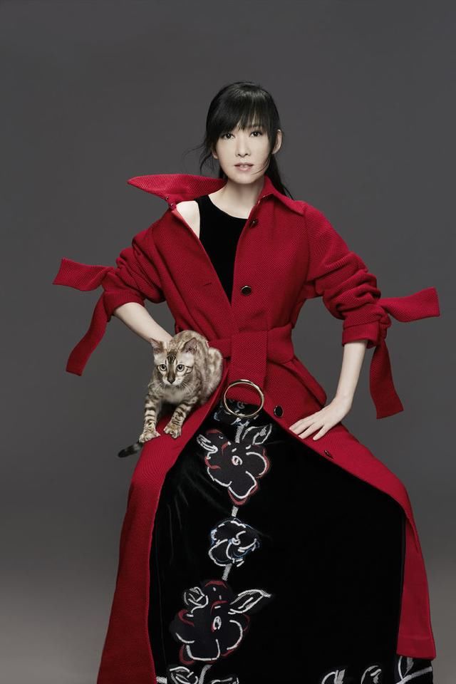 周慧敏真敢穿！这么皱的衬衫裙也敢穿出门，网友：50岁也疯狂