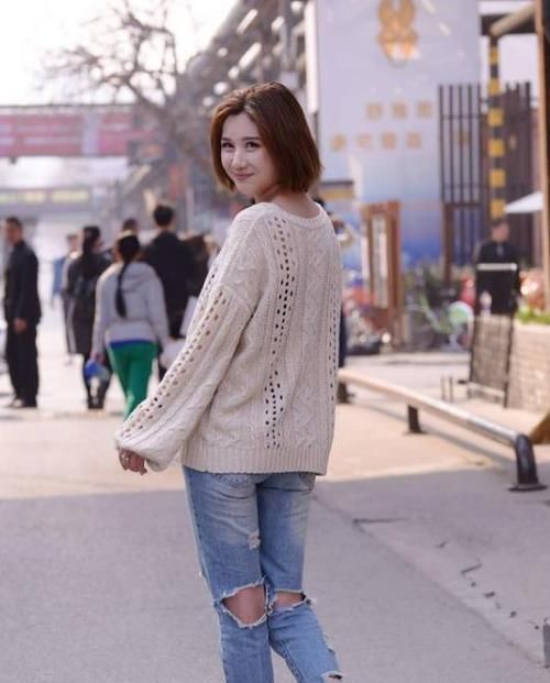  美女：美女时尚街拍：丰姿绰约的美女，一条棕色的吊带连衣裙，时尚魅力女人味