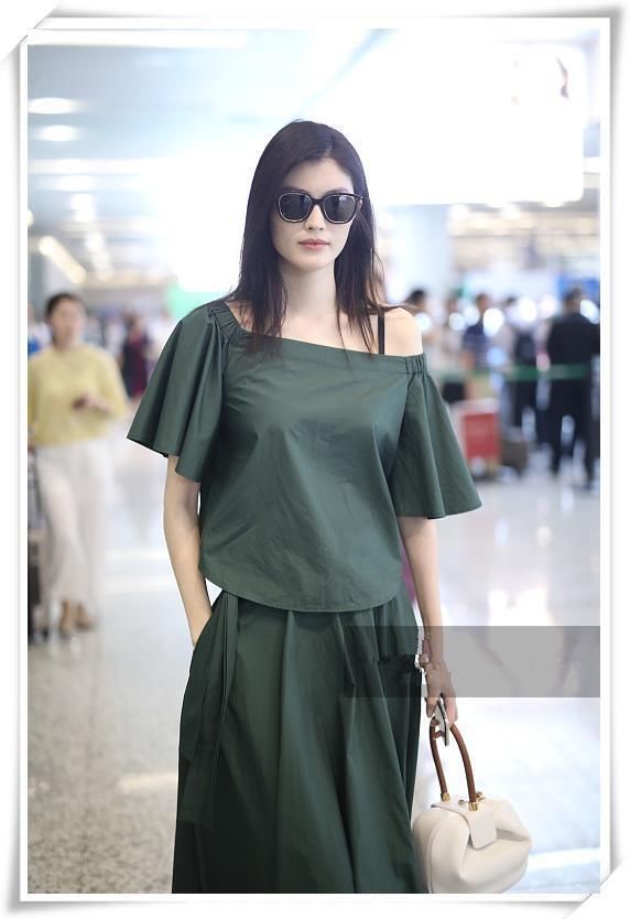 当何穗和姚晨同穿墨绿色露肩裙，网友:差距赶超买家秀和卖家秀!