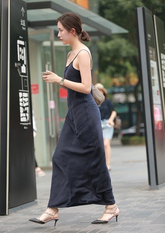 路人街拍:轻盈的小姐姐,黑色短裤秀出性感美腿,魅力十足