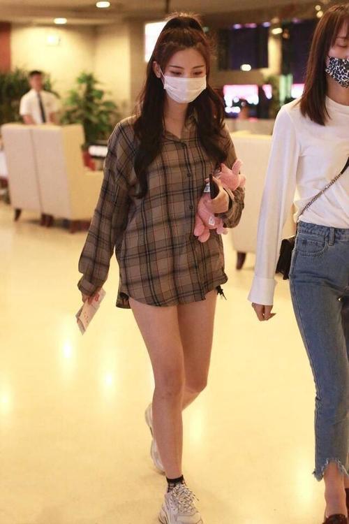 杨超越厉害了，为了秀美腿，穿一条又短又破的超短裤现身！