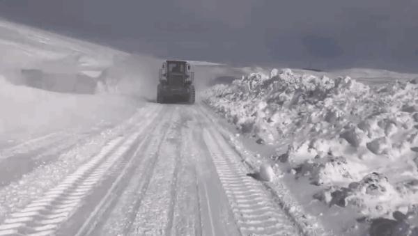 如同科幻大片！玛多境内高速公路积雪最深处达8米 汽车艰难通行