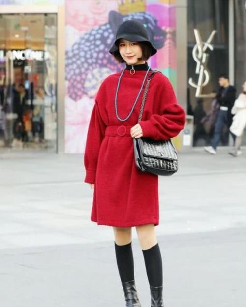  『美女』街拍：艳若桃李的美女，一条粉红色连衣裙外搭白色开衫，时尚魅力