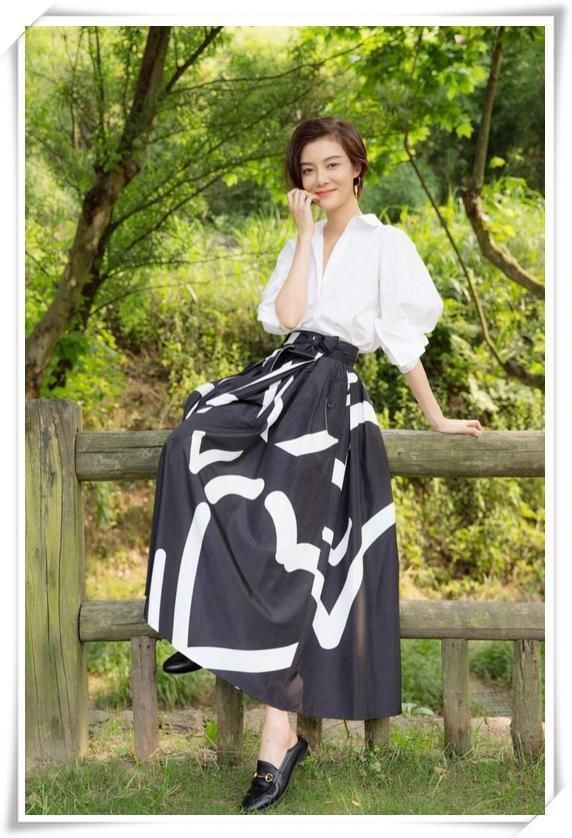 36岁车晓素颜现机场，孤身一人无人识，网友：昔日阔太变路人！