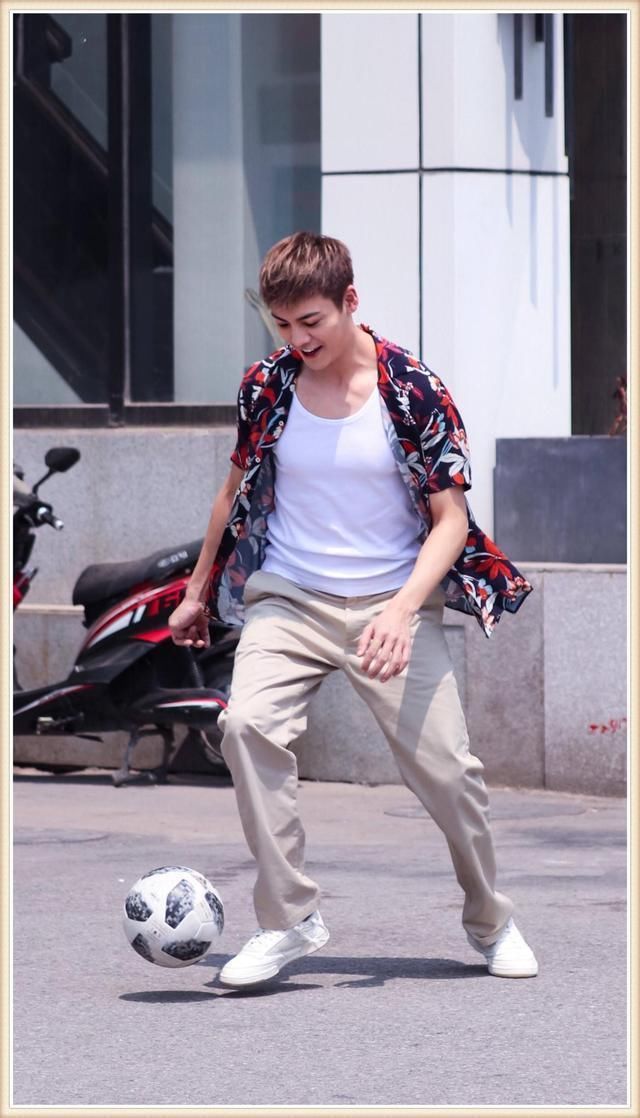 没陈伟霆少年感真别穿印花衬衫，像张翰一样穿成油腻大叔就尴尬了