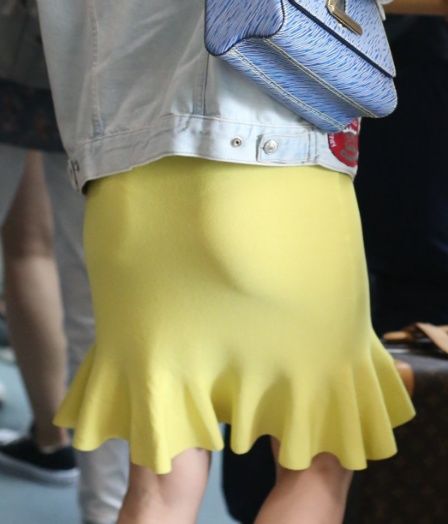 紧身长裙装谁穿谁尴尬?卡戴珊搭的挺好，黄圣依就确实尴尬了