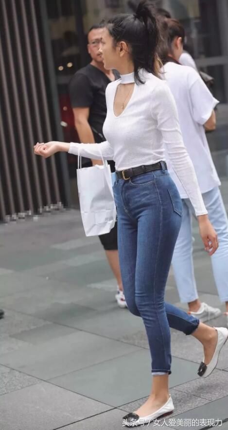 紧身牛仔裤搭配紧身衣，玲珑有致的身材会让你非常的喜欢