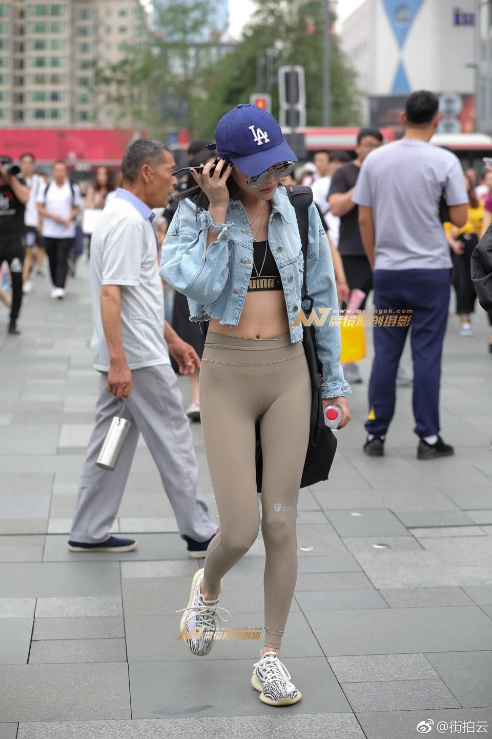 一点点街拍:小姐姐丰满的身材穿瑜伽裤很性感,穿个外套不热吗?