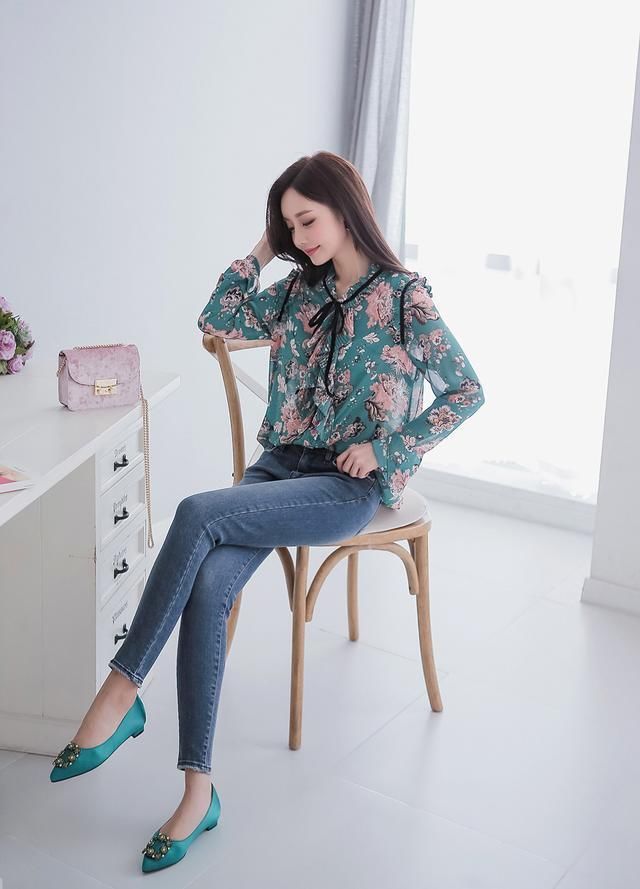 牛仔裤的魅力，穿出修长腿部，时尚尽显！