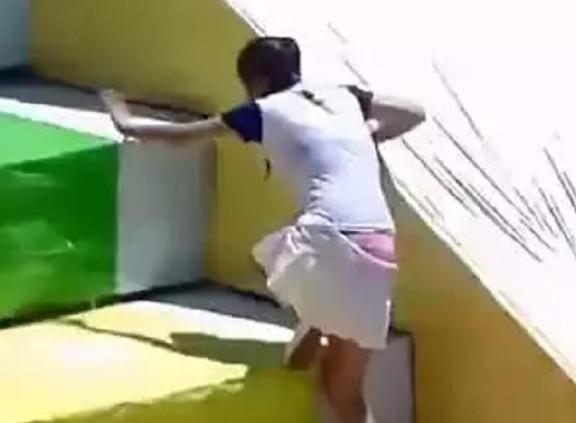 本以为闯关节目中最尴尬的时掉抹胸,没想到这