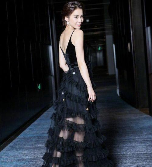 黄圣依脚蹬30厘米驴蹄鞋，裙子开叉到腿根，网友：站姿好憋屈