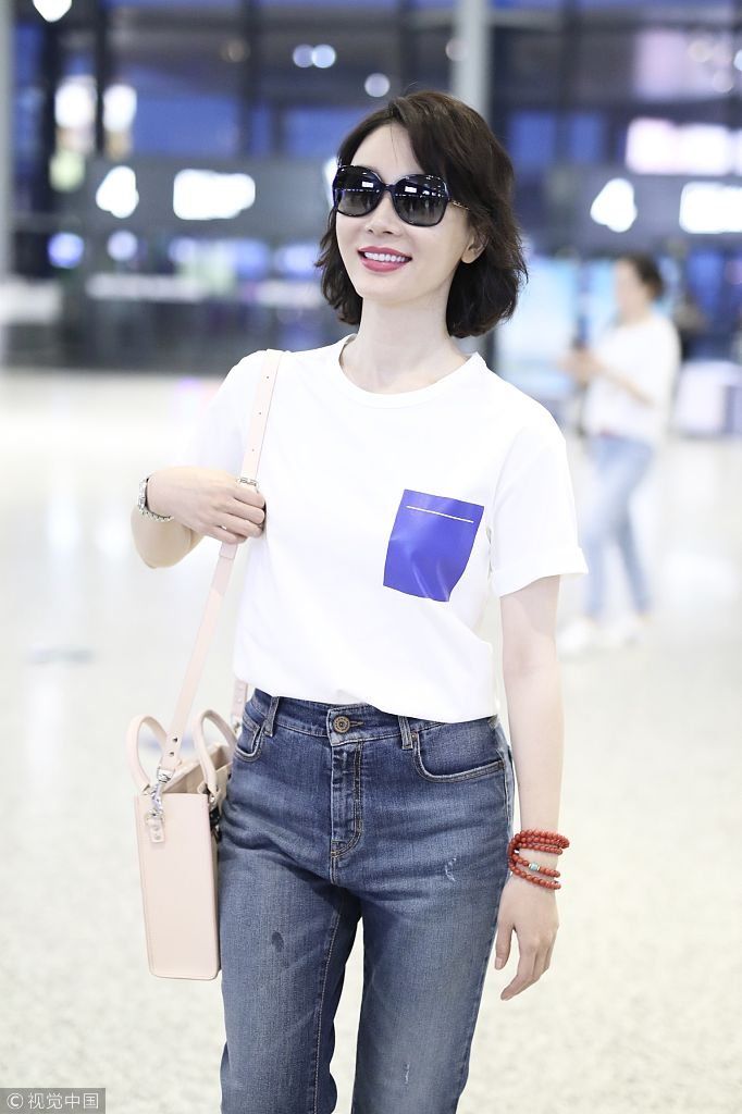 陈数短发精致涂红唇散发“大女人”气场  穿简单白T搭牛仔九分裤