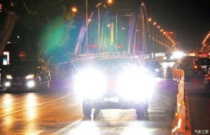  高速：高速上一直开着远光灯？交警：最好别再开车，害人害己！