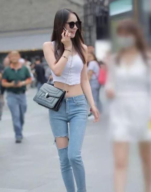  风采：街拍：软玉温香的美女，一件灰色的连衣裙，时尚女神风采迷人