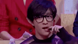 薛之谦发博公布当爸爸的消息，拿亲儿子作秀薛之谦表演型人格悲哀