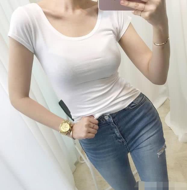 时尚又显个性的牛仔裤，修饰唯美身姿，更显靓丽与唯美