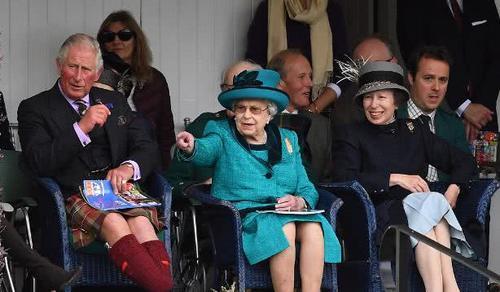 英女王携王室成员亮相高地运动会查尔斯王子一身短裙实力吸睛