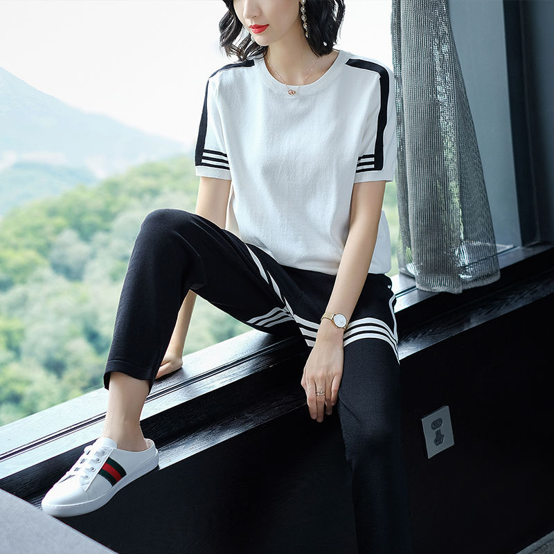 怪不得!表姐把长裙全扔了,直接穿:休闲套装,凹凸身材有女人味