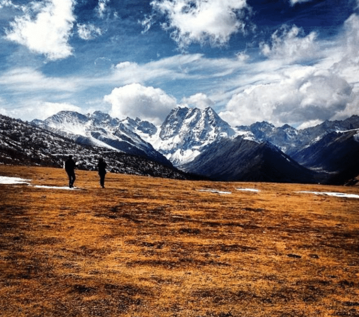 梅里雪山的卡格博峰南侧,有自千米悬崖倾泻而下的瀑布,称为“雨