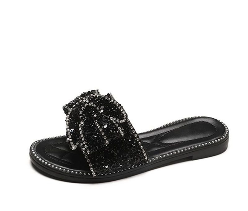 姐姐你的凉鞋落伍了，现在流行这样的慵懒风凉鞋，穿上特别时尚