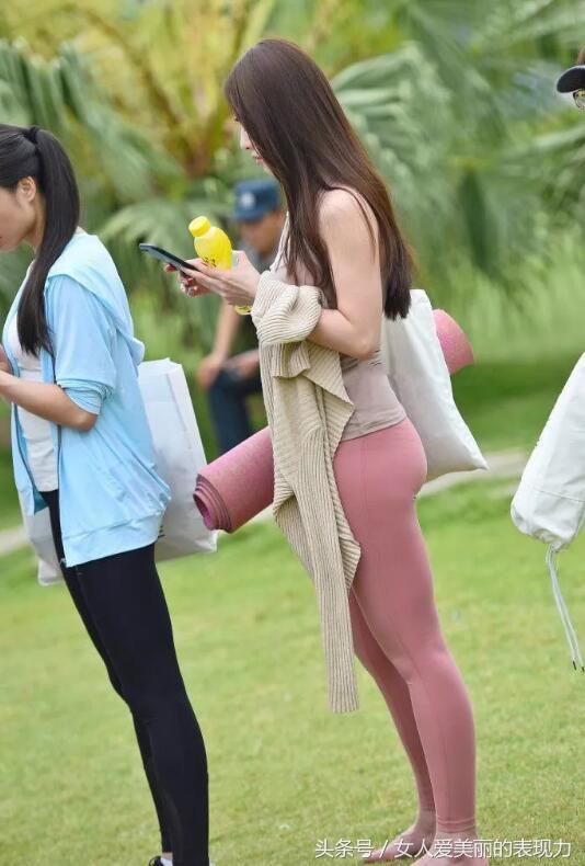 爱运动的姑娘喜欢穿打底裤，身材矫健的同时产生了很多美感