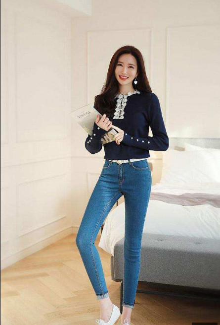 柔美紧身裤穿出妹子俏美风情，傲人曲线与小蛮腰诉说夏日美好