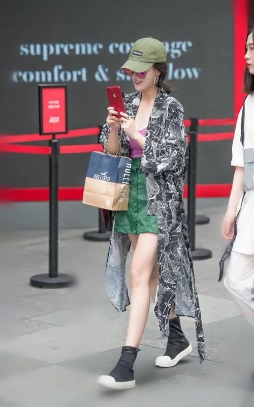 街拍：穿着风情时尚的小姐姐，气质独特看起来别样的美！