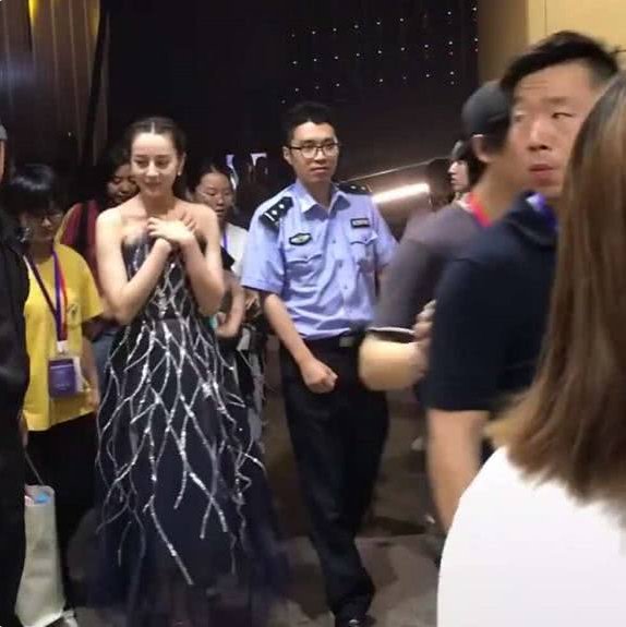 迪丽热巴也太会穿了吧,领子低成这样了,网友:再走两步就掉了