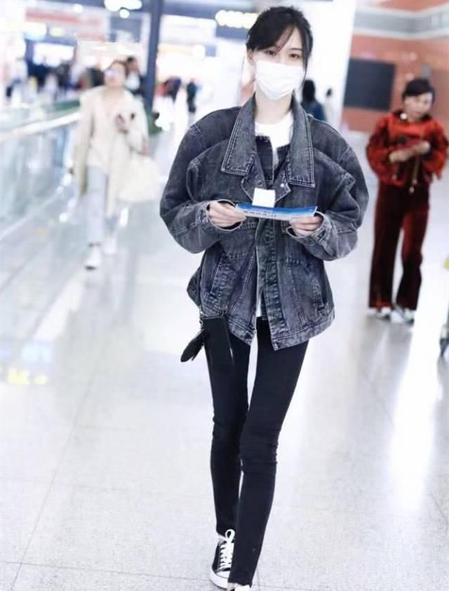  小姐姐们：帅气十足的牛仔外套，彰显你的独特个性