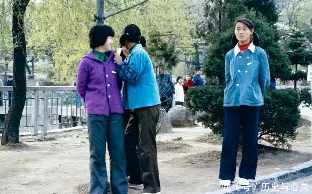 七十年代老照片：大城市里也有些人开始像西方一样，穿着比较开放