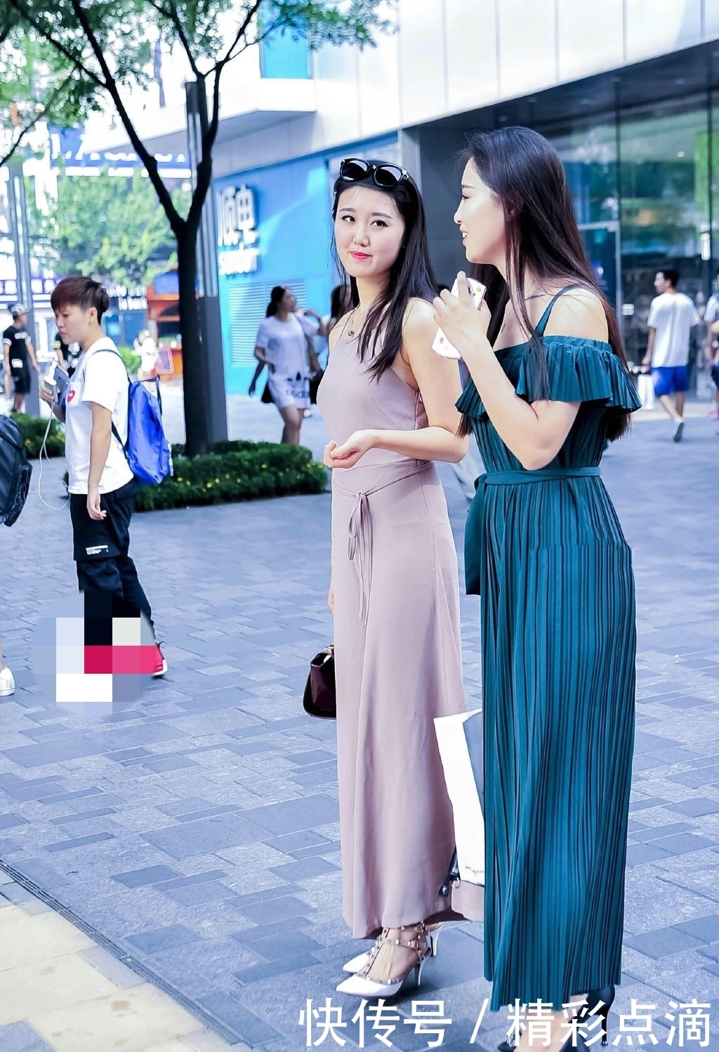  『美女』两位漂亮的美女，站立街头宛如一对姐妹花，性感优雅