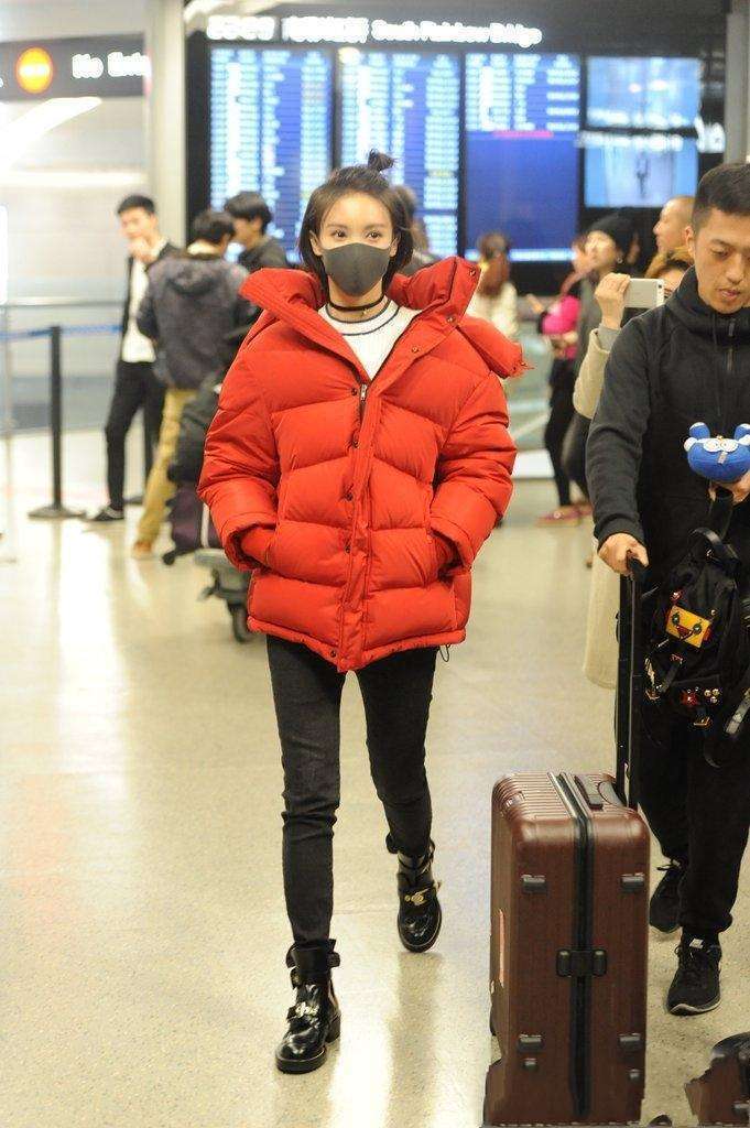 张俪跟金晨同穿仙女裙, 网友: 看这个背就知道谁更美了