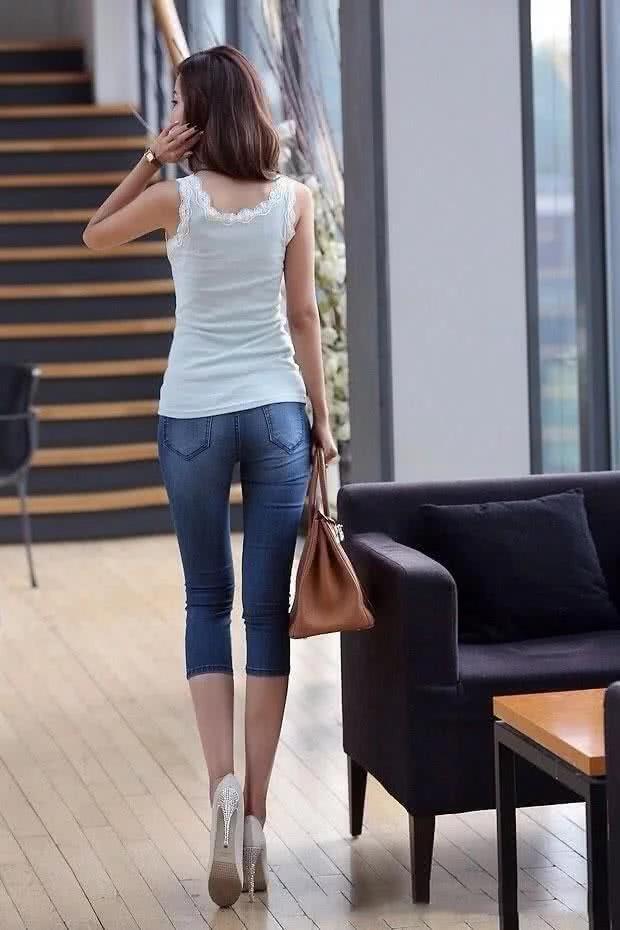 紧身裤搭配身材苗条的，确实很美上街也非常有回头率