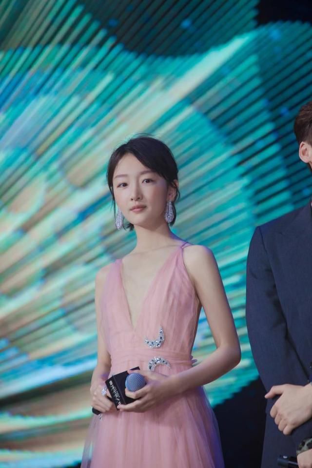 周冬雨化身高个子，一袭粉色礼服，尽显大长腿